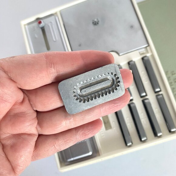 Sears Kenmore Buttonholer Zig-Zag Sewing Machine Accessories Kit Model 17501 Vtg - Picture 3 of 16